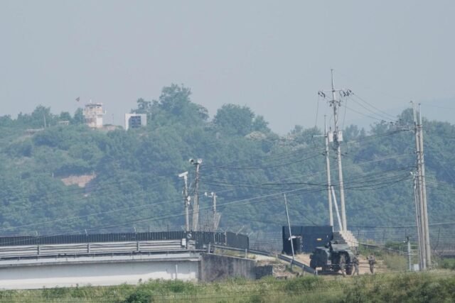 El hombre norcoreano cruza la frontera muy fortificada a Corea del Sur
