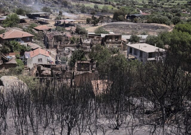 El incendio forestal en Grecia provoca evacuación, mientras que los bomberos abordan las llamas en Turquía y Siria
