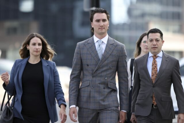 El juez absuelve a 5 ex jugadores de hockey junior canadiense en caso de agresión sexual que sacudió a la nación
