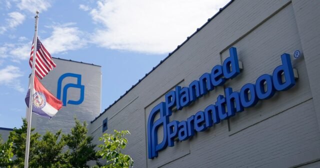 El juez bloquea los esfuerzos de la administración de Trump para defundir Planned Parenthood

