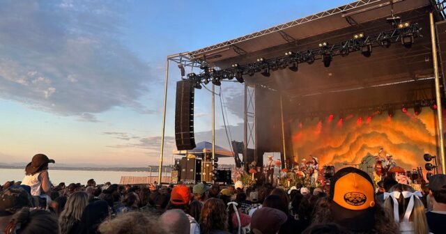 El lugar de concierto de la península de Tacoma's Dune se abre con un Splash de Orca
