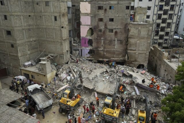 El número de muertos se eleva a 27 en el colapso del edificio de Pakistán a medida que termina el rescate
