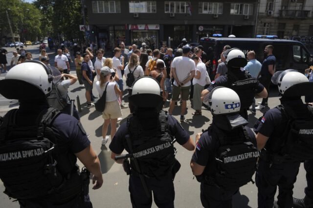 El organismo de control de derechos humanos de Europa preocupado por el uso de la fuerza contra los manifestantes anticorrupción de Serbia
