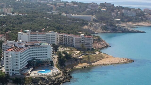El padre británico intentó desesperadamente salvar a los niños ahogados, de 11 y 13 años, en la playa de 'pilotaje amarillo' como la policía habla de trágica oferta de rescate
