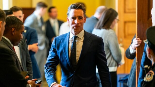 El panel del Senado avanza el proyecto de ley para prohibir el comercio de acciones del Congreso
