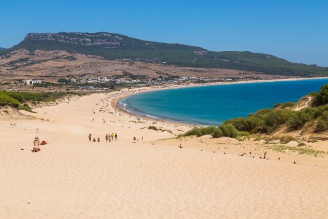 El paraíso de este surfista es la única ciudad en los 10 más caros de Andalucia fuera de Málaga
