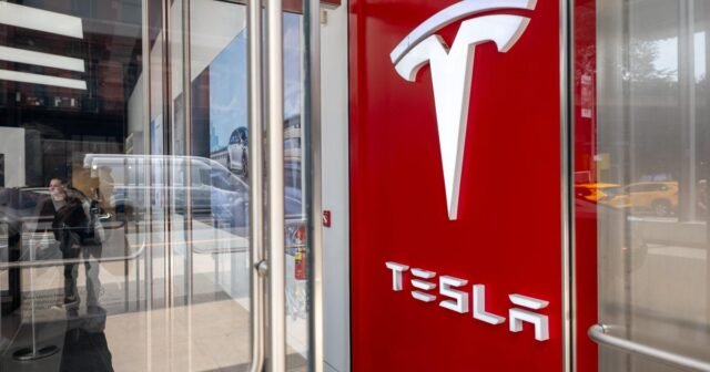 El precio de las acciones de Tesla se hunde como Musk y Trump enemistad sobre la factura del gasto
