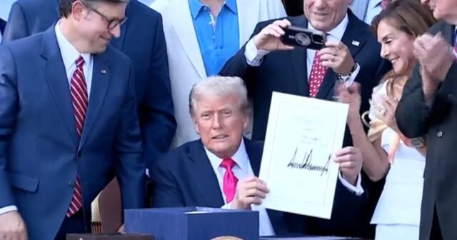 El presidente Trump celebra el Día de la Independencia con la firma del proyecto de ley del presupuesto, el paso elevado del avión militar
