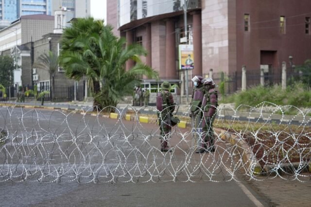 El presidente de Kenia dice que "suficiente es suficiente" y promete poner fin a las protestas antigubernamentales
