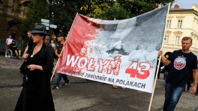 El presidente polaco aprueba el Día de los Caídos para 'Víctimas del genocidio' por los nazis ucranianos - RT World News
