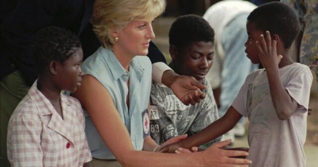 El príncipe Harry está en Angola para crear conciencia sobre la limpieza de las minas de la tierra, repitiendo el viaje de Diana de 1997

