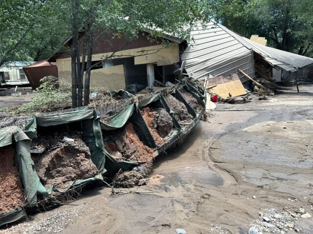 El pueblo de Nuevo México se reconstruye nuevamente después de que récord de inundación repentina mata 3
