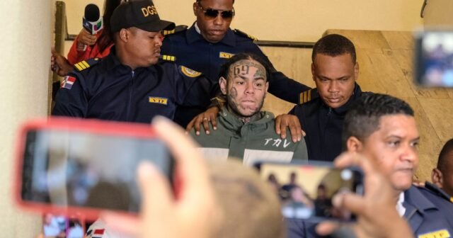 El rapero Tekashi 6ix9ine enfrenta un posible tiempo de prisión después de admitir posesión de drogas
