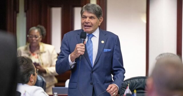 El representante estatal de Florida, Joe Casello, muere después de tener un ataque cardíaco, confirman funcionarios estatales
