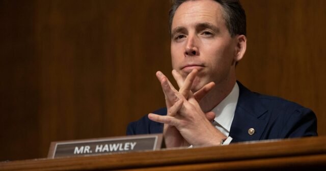 El senador republicano Josh Hawley y los demócratas votan para avanzar en la prohibición de negociación de acciones del Congreso
