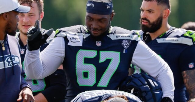 El tackle de los Seahawks Charles Cross se somete a la cirugía
