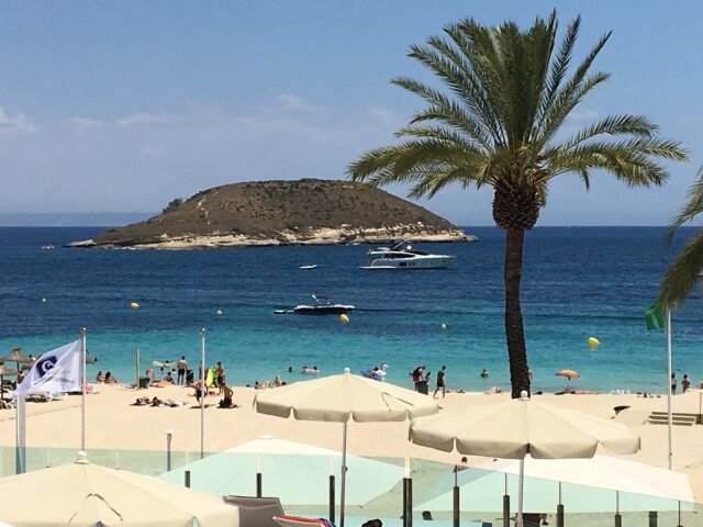 El turista británico 'borracho' se cae del bote y está gravemente herido por la hélice en Mallorca
