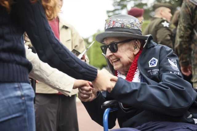 El veterano del día D y la estrella de Tiktok 'Papa Jake' Larson muere en 102
