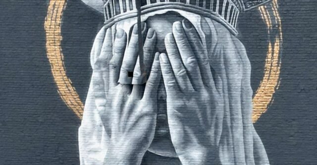 Esta estatua de Liberty Street Art se enloquecía a Maga, y el artista no es arrepentido
