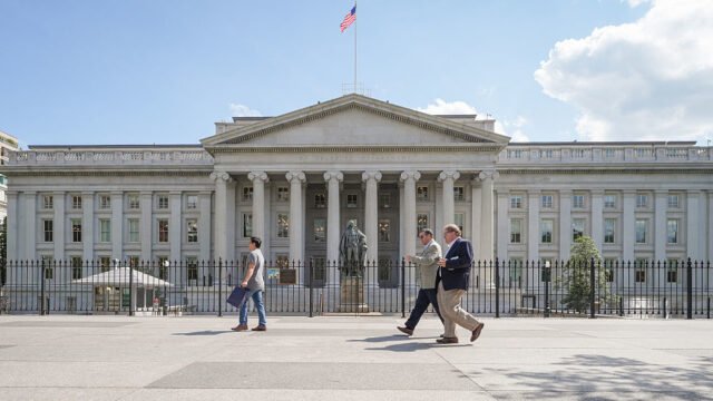 Estados Unidos llega a Irán con nuevas sanciones 'masivas' - RT World News

