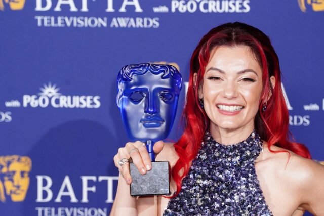 Estrictamente estrella Dianne Buswell apoyada por los fanáticos después de compartir el homenaje en movimiento a su abuelo

