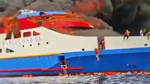 Ferry con 280 personas a bordo estalla en llamas frente a la costa de Indonesia mientras los pasajeros en pánico saltan al mar

