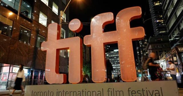 Festival de cine internacional de Toronto establece la alineación con Sydney Sweeney, Aziz Ansari y 'Knives Out 3'
