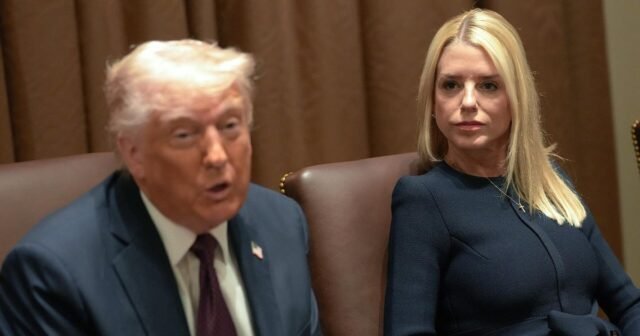 Funcionarios del Departamento de Justicia que investigaron a Trump, los aliados despidieron
