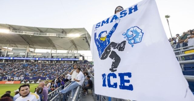 Galaxy disciplina a los fanáticos que protestan por la respuesta del equipo a las redadas de hielo

