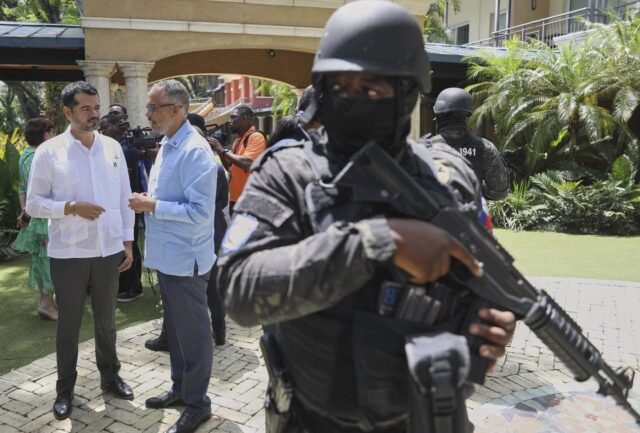 Gangs in Haiti Burn Beloved Gothic Gingerbread Hotel que se elevó a la fama internacional
