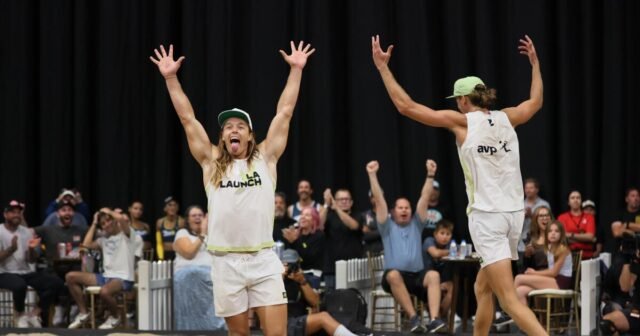 Hagen Smith inspirado por su padre durante el juego AVP en Intuit Dome
