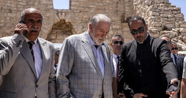 Huckabee visita la Iglesia Cristiana en Cisjordan
