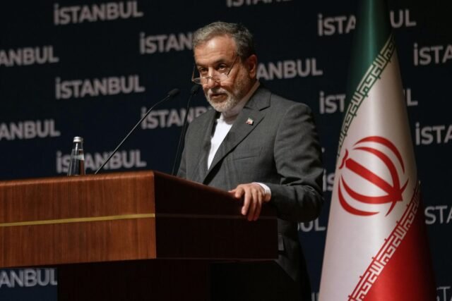 Irán señala la dedicación al tratado nuclear después de limitar la cooperación con el OIEA

