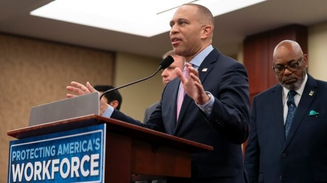 Jeffries: Epstein Saga es un monstruo de la propia creación de Trump
