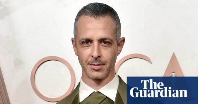 Jeremy Strong Eyed para interpretar a Mark Zuckerberg en la secuela de la red social | La red social
