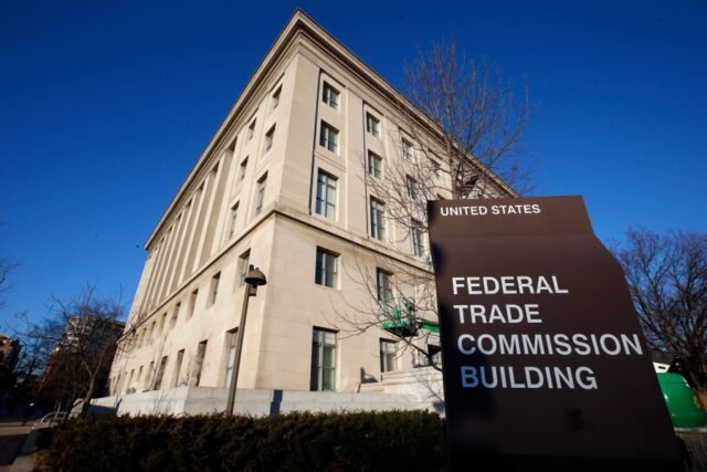 Juez Federal se pone de lado con comisionado de la FTC despedido en caso de que Trump
