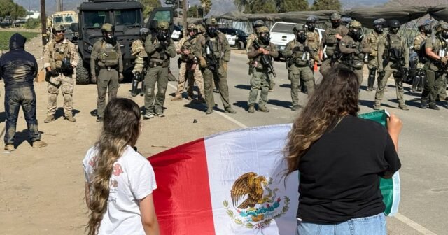 Juez ordena a Trump Admin que deje de redondear a las personas según el color de la piel en el sur de California

