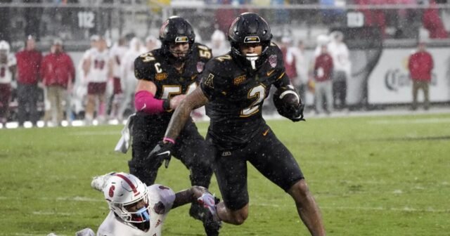 Kaedin Robinson demandando a la NCAA en Bast para jugar para UCLA esta temporada
