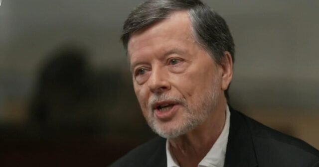 Ken Burns lo llama "miope" eliminar los fondos para la corporación para la transmisión pública
