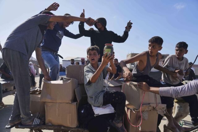 La Agencia de Ayuda de Gaza respaldada por Estados Unidos niega los informes de que su personal abrió fuego contra civiles
