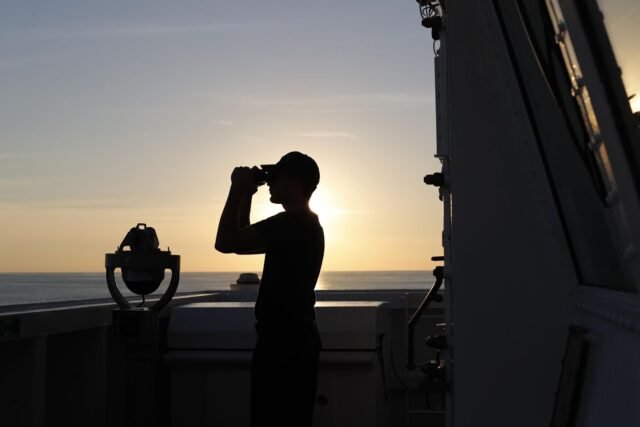 La Armada colombiana intercepta subconsportado subtallas de narcotráfico.
