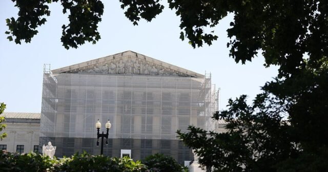 La Corte Suprema ocupa prohibiciones estatales de atletas transgénero en deportes de niñas y mujeres
