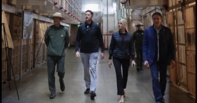 La Fiscal General Pam Bondi recorre Alcatraz como la administración de Trump considera la reapertura de la prisión

