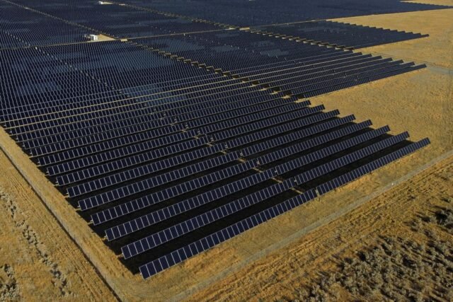 La administración Trump canceló una garantía de préstamo de $ 4.9B para una línea para entregar energía verde
