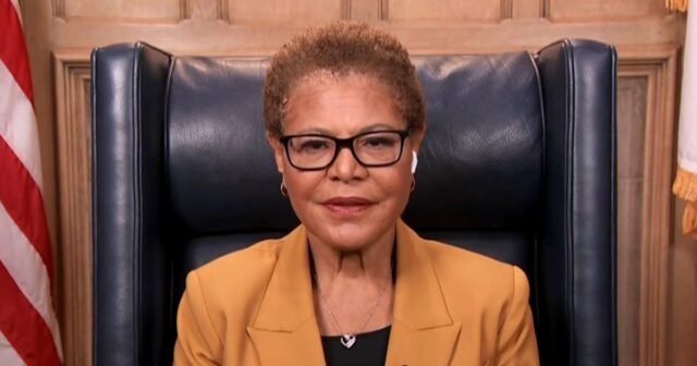 La alcaldesa de Los Ángeles, Karen Bass, dice "No creo que sea un problema" ya que la ciudad carece de jefe de bomberos permanentes
