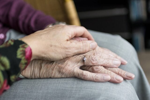 La anciana pierde todo su dinero cuando dos cuidadores roban 524 € en España
