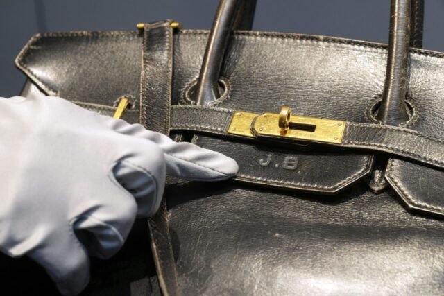 La bolsa Hermes original de Jane Birkin está en subasta en París
