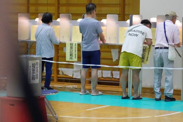 La coalición gobernante de Japón probablemente perderá las elecciones de la casa superior, muestran las encuestas de salida
