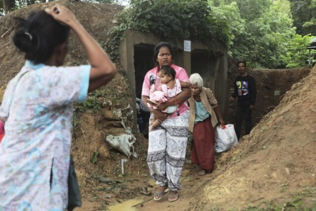 La disputa del territorio estalla cuando Tailandia bombaza Camboya, los camboyanos lanzan ataques de cohetes transfronterizos
