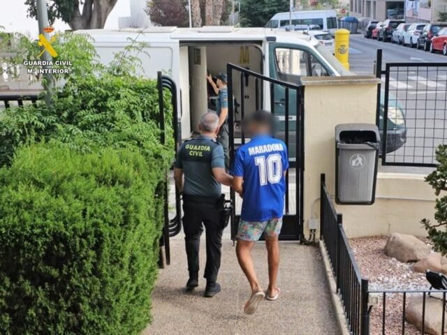 La guardia civil arresta a dos hombres en Calpe por una serie de robos de vehículos junto a la playa
